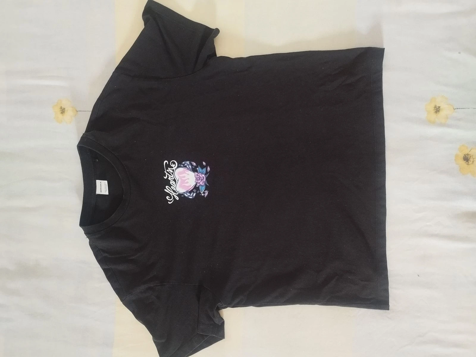 Camiseta Negra Bershka "Hearts"